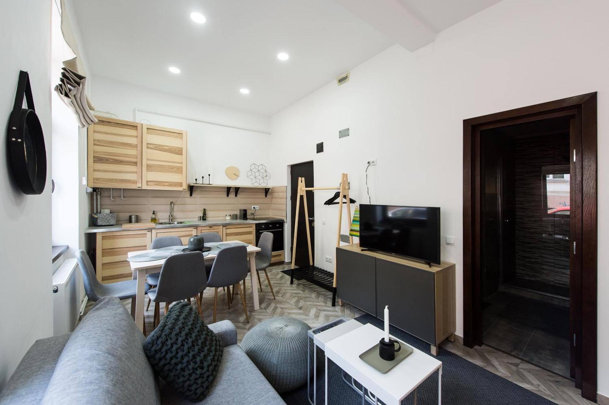 Charming Old Town Flat With Mountain View Apartment Брашов Екстериор снимка